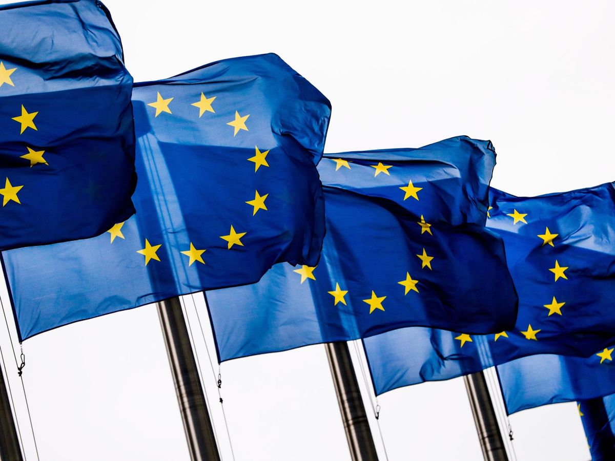 Foto: Banderas de la Unión Europea, a la puerta de la Comisión, en Bruselas. (EFE)