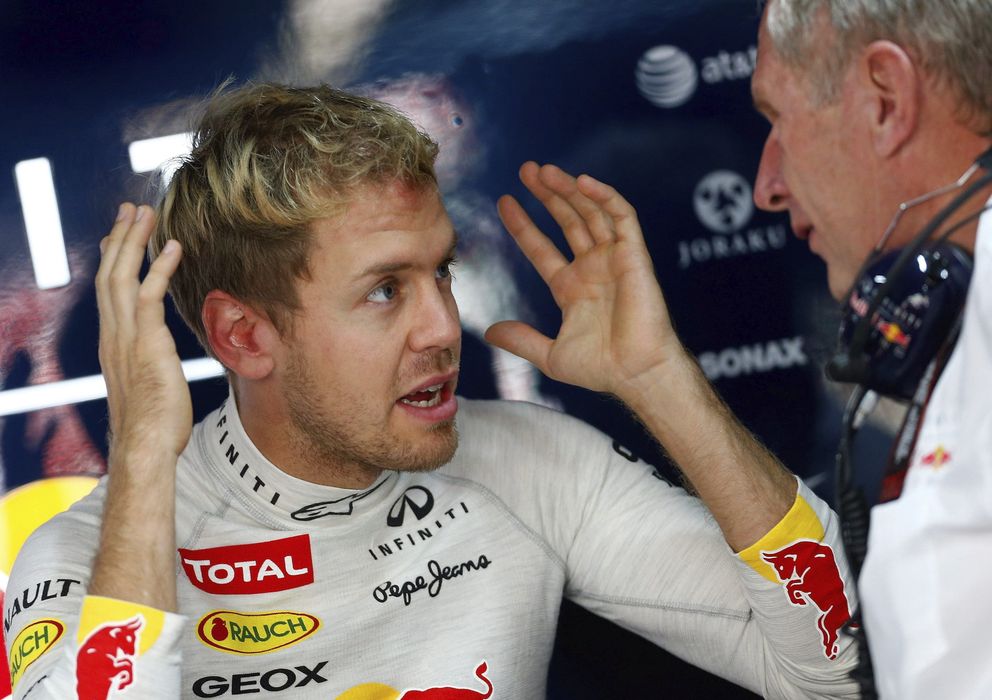 Foto: Sebastian Vettel charlando con Helmut Marko en la India.