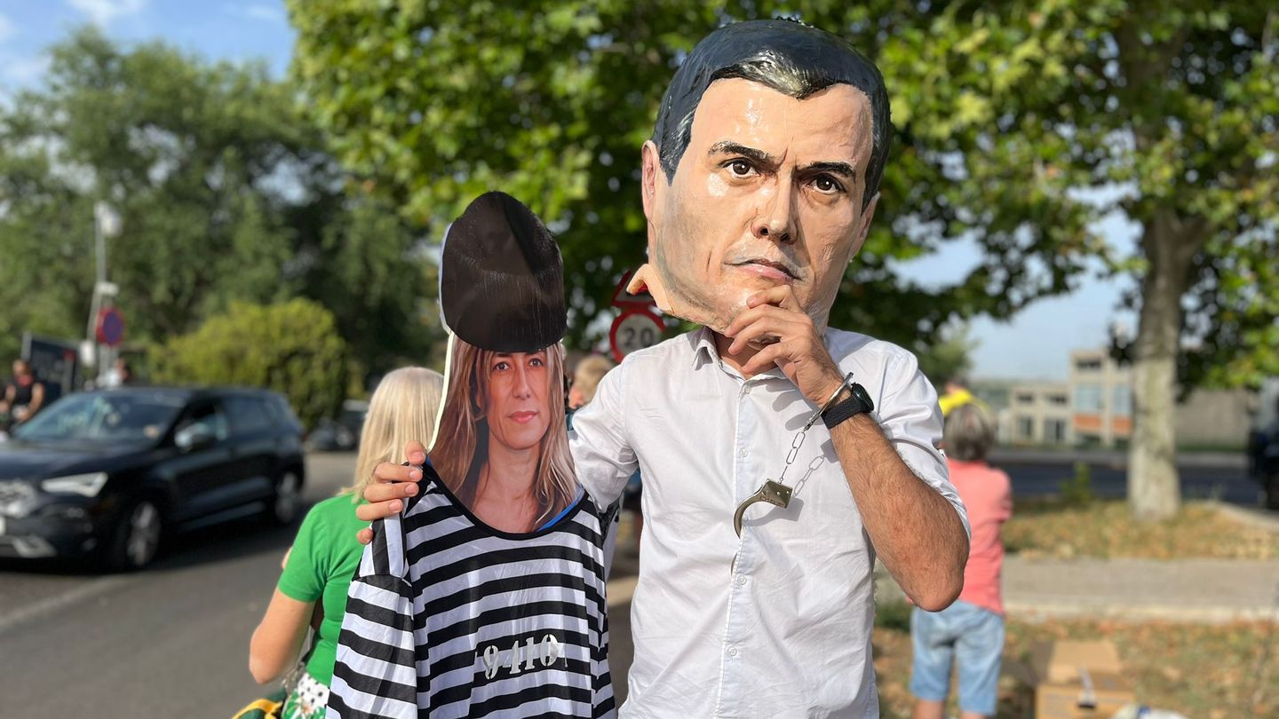 Un manifestante con una careta de Pedro Sánchez y con un cartón de Begoña Gómez. (Andrea Farnós)