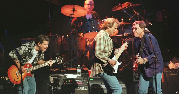 Foto: Los Eagles, en una imagen de archivo durante un concierto en Londres en 1998 (Reuters/David McNew)