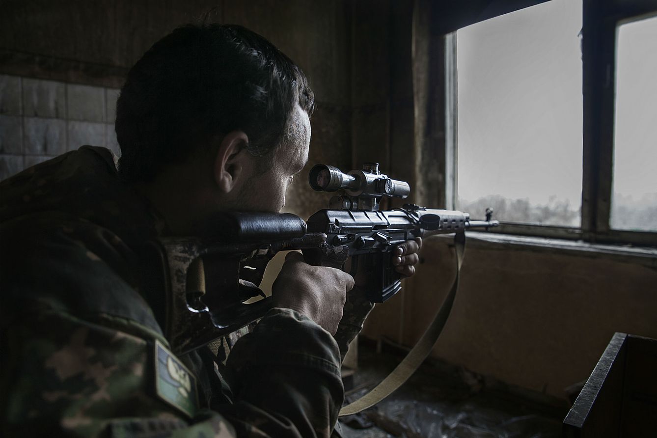 Uno de los francotiradores toma posición cerca de la línea del frente. (Foto: J.L. Zamarrón)