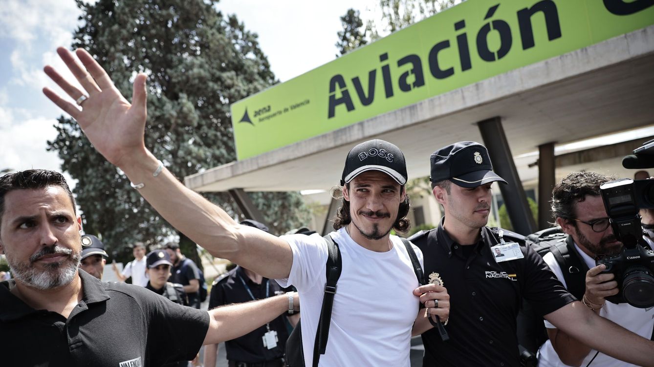 Foto: Cavani saluda a la afición tras aterrizar en Valencia. (EFE/Javier Lizón) 