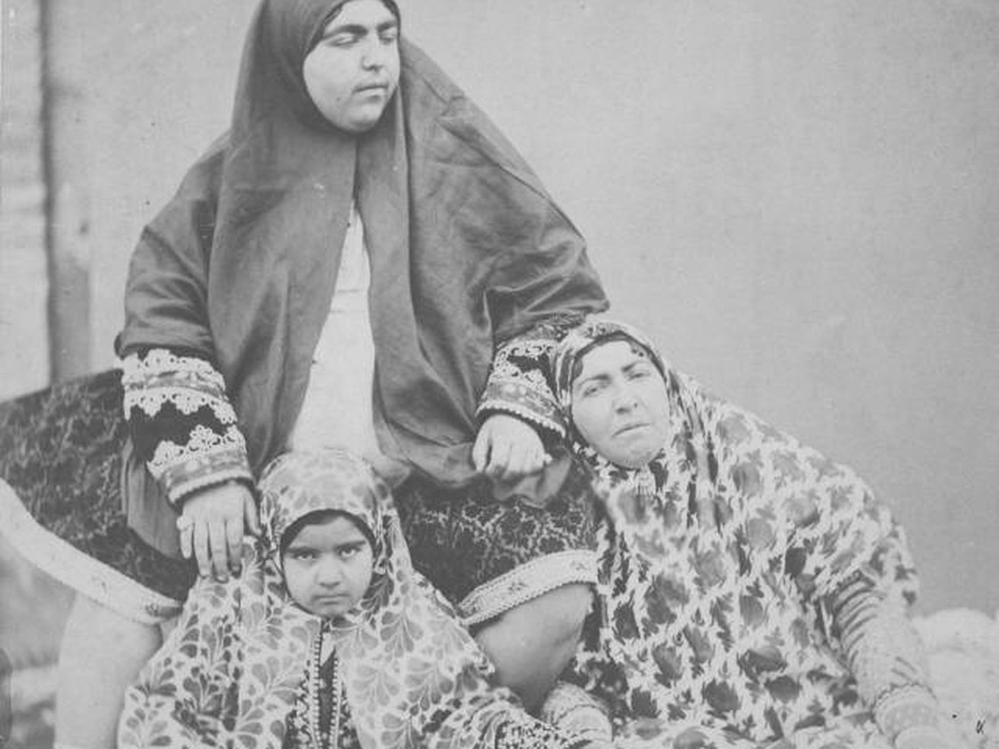 Tres generaciones de la dinastía Qajar: ‘Esmat (c), su madre y una de sus hijas. (Instituto iraní de estudios contemporáneos)