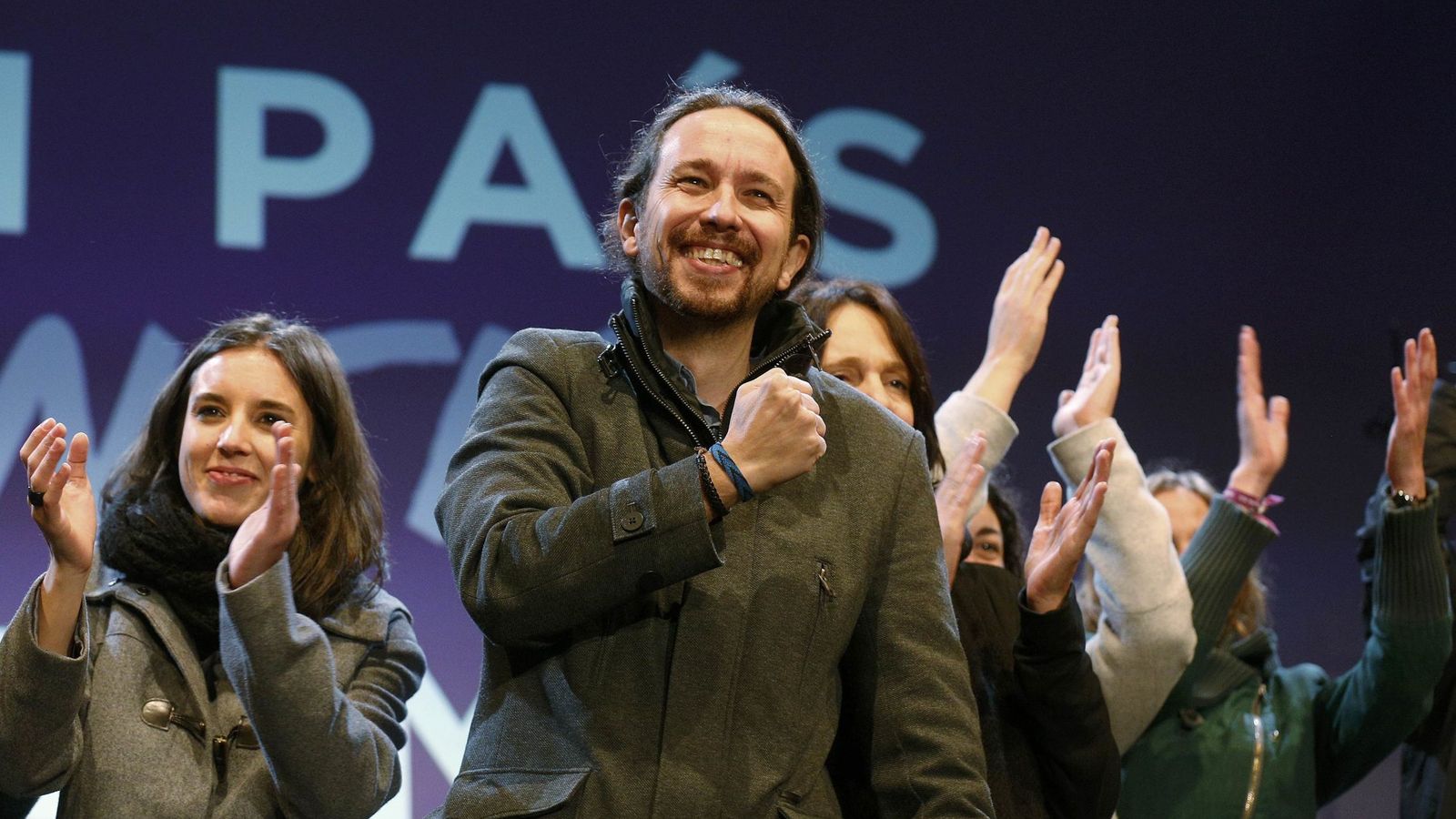 Foto: El secretario general de Podemos, Pablo Iglesias, durante la celebración de los resultados electorales, anoche, en la plaza Reina Sofía. (EFE)