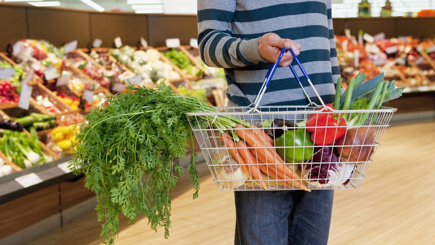 La verduras no pueden faltar en la cesta de la compra. (Corbis/Daniel Koebe)