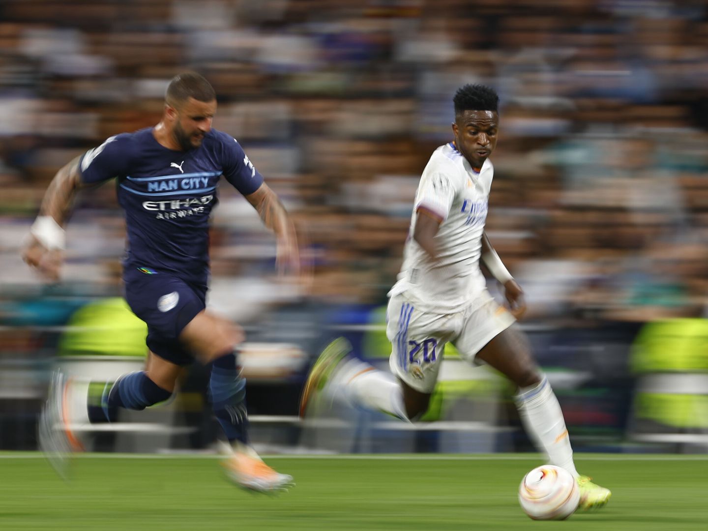 Vinicius, en una acción de velocidad, durante el enfrentamiento contra el Manchester City