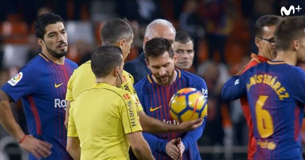 Foto: Leo Messi protestando al árbitro su 'no gol'. (Foto: Movistar)