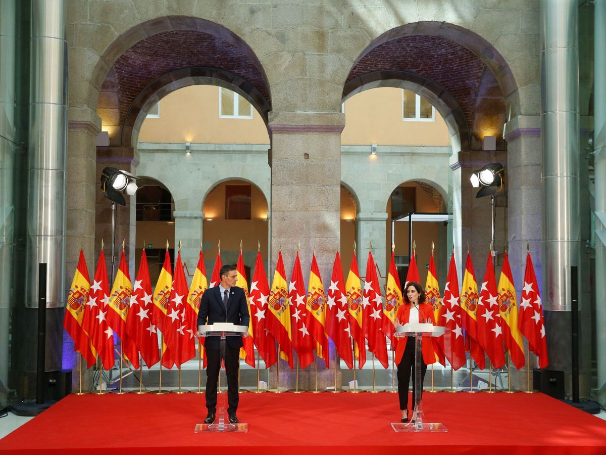Foto: La presidenta de Madrid, Isabel Díaz Ayuso, y el presidente Pedro Sánchez, en su comparecencia conjunta tras la reunión que mantuvieron en septiembre. (EFE)