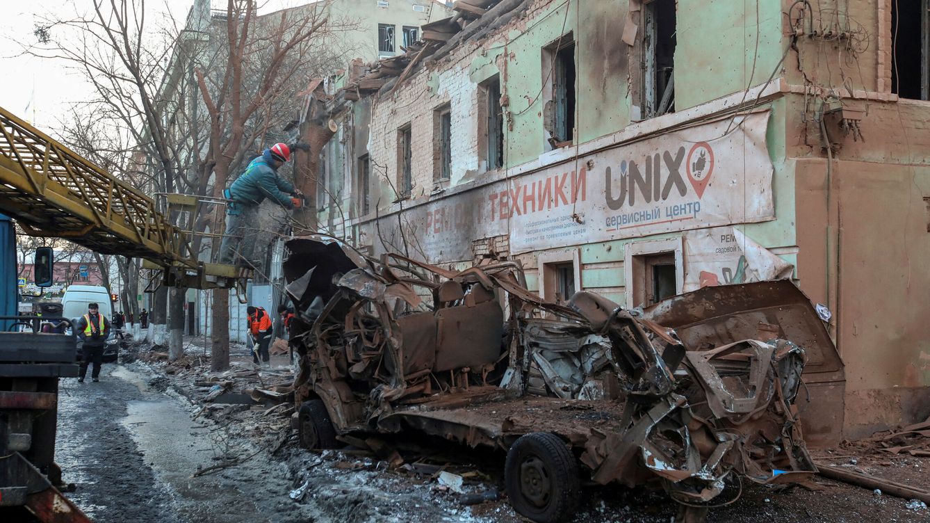 Foto: Un trabajador ante los escombros tras un ataque ruso. (Reuters/Vyacheslav Madiyevskyy)