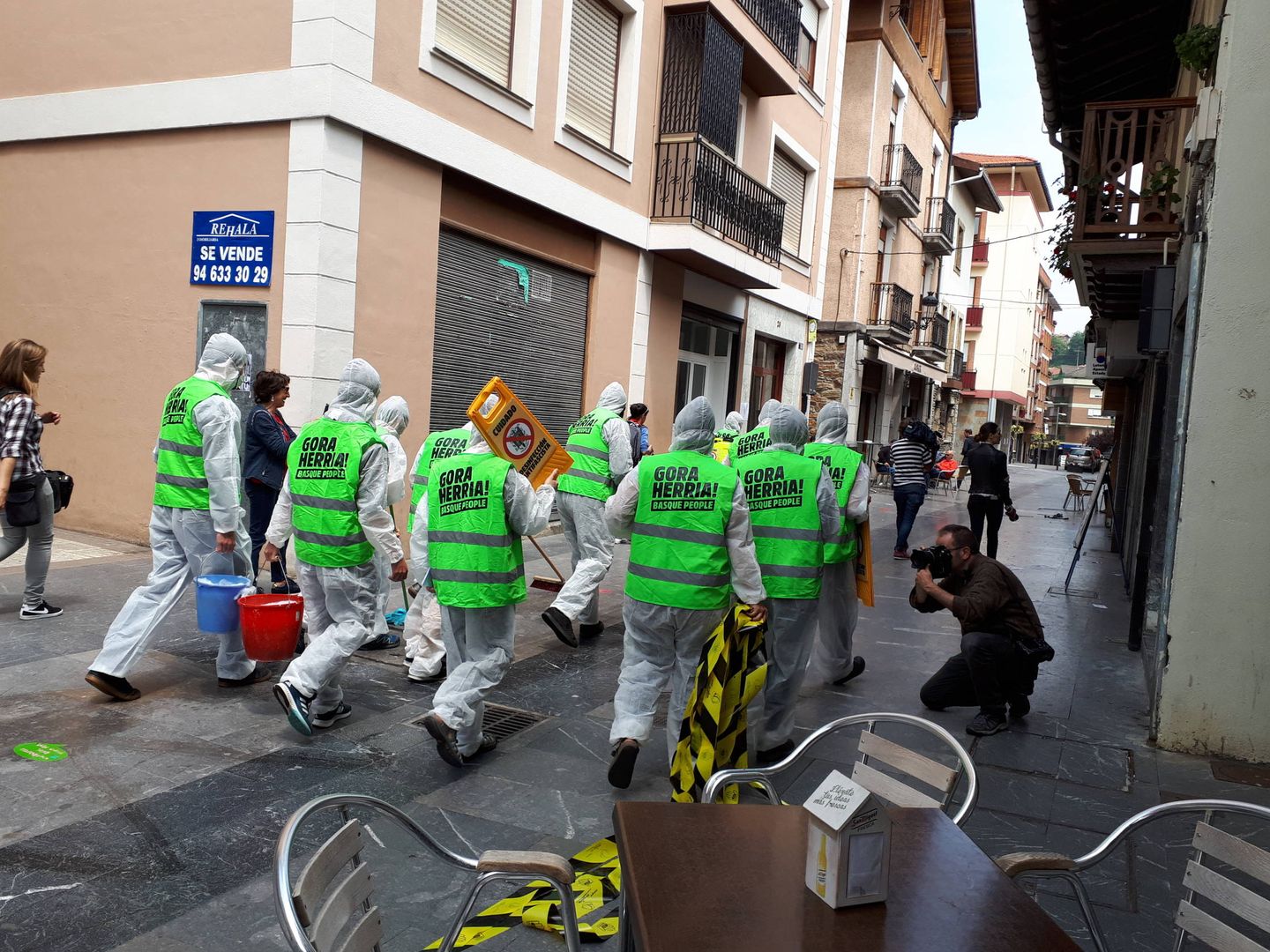 Vecinos simulan una brigada de 'desinfección antifascista' para limpiar las calles de Miravalles tras el paso de Ciudadanos, (J. M. A.)