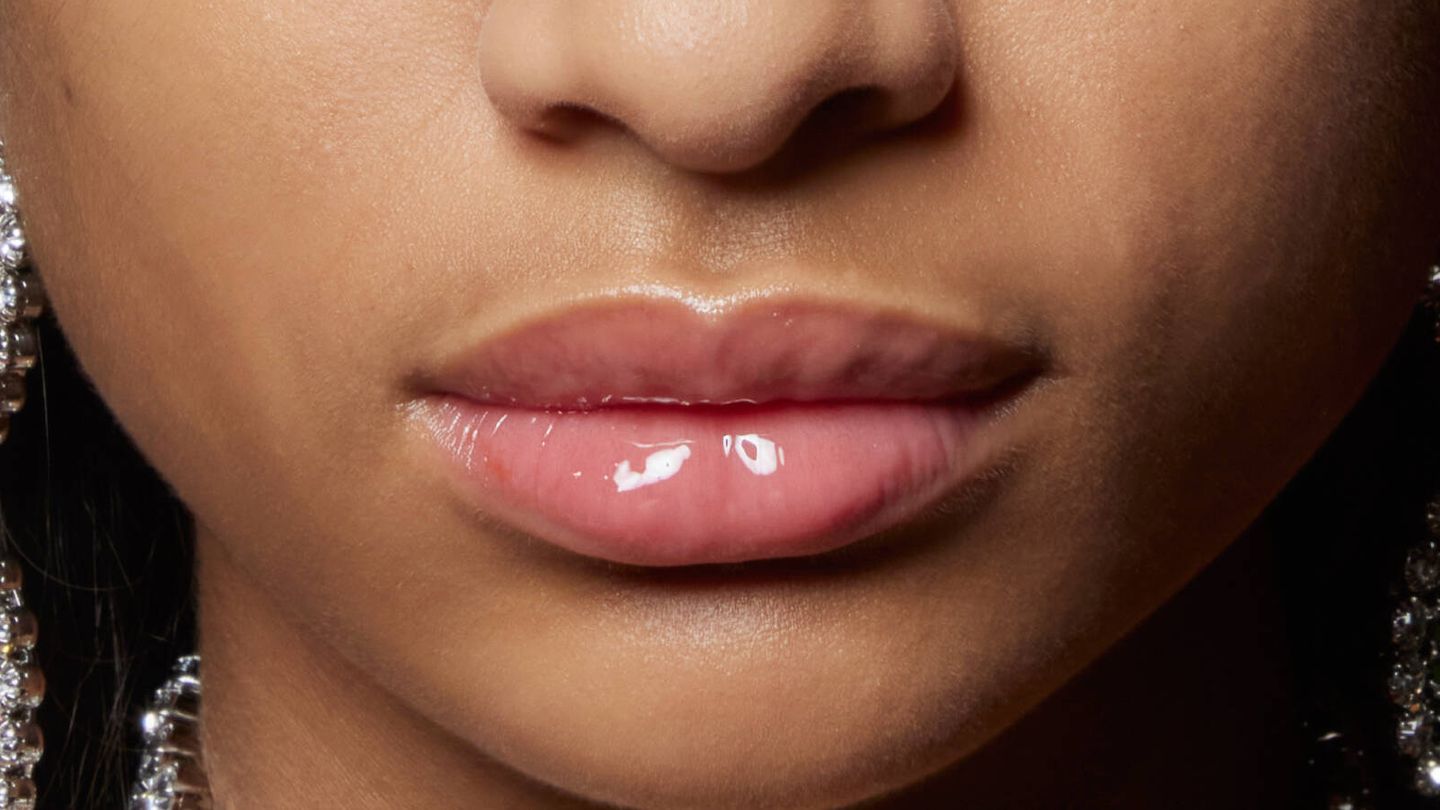 En el desfile primavera-verano 2023 de Alessandra Rich veíamos labios colmados de gloss en un tono muy natural. (Imaxtree)