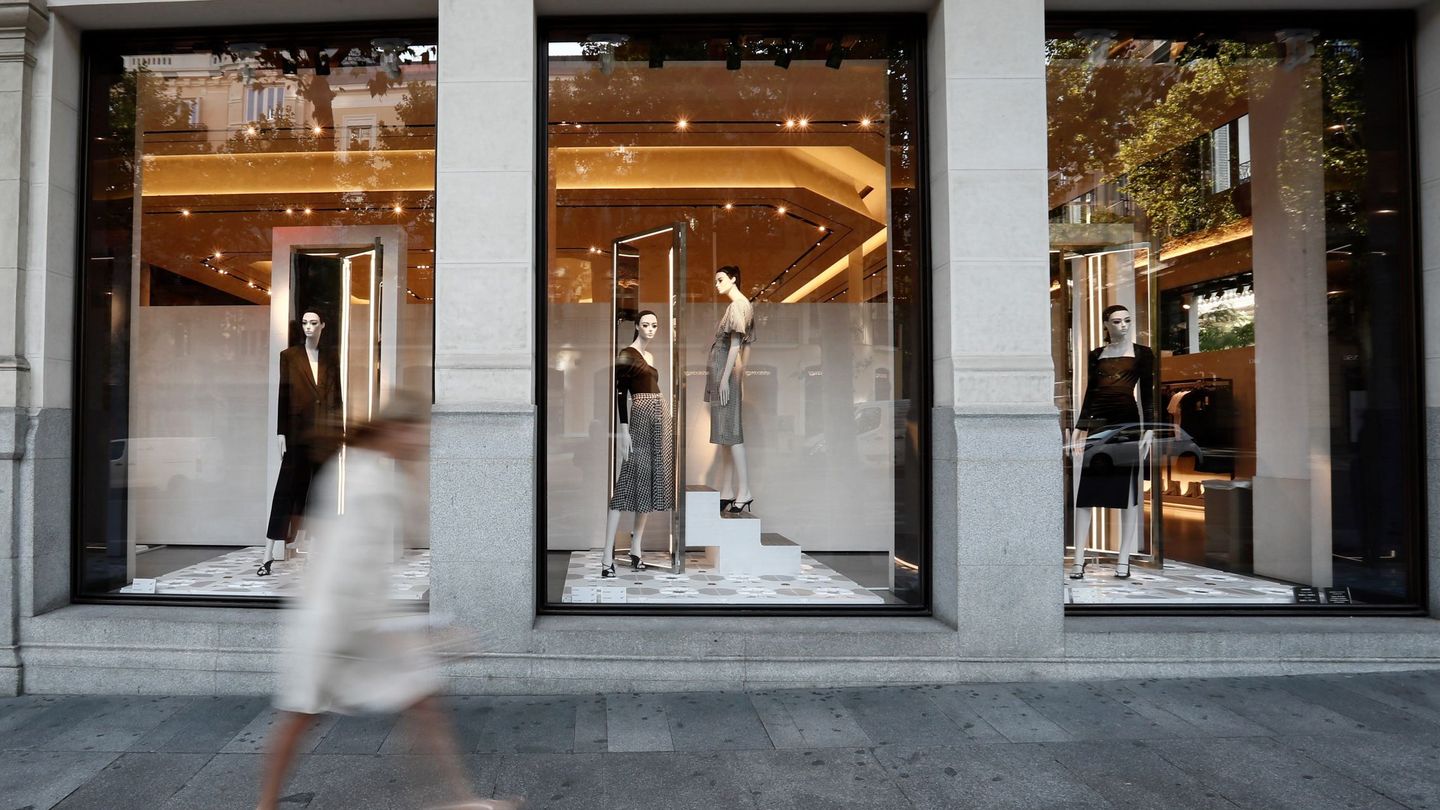 Vista de la fachada de una de las tiendas de la cadena Zara en Madrid. (EFE)