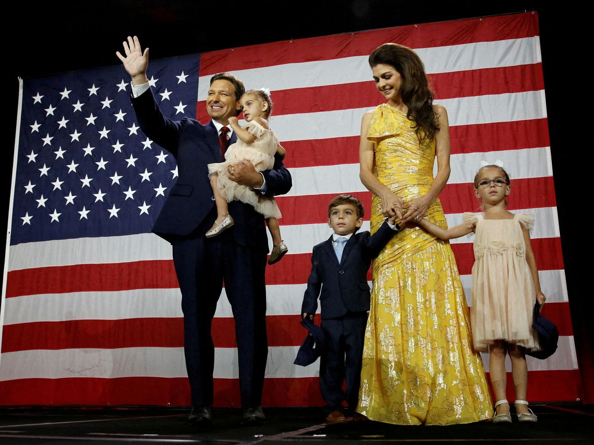 Foto: Ron DeSantis junto con su mujer Casey y sus hijos durante la noche electoral en Tampa, Florida. (Reuters/Marco Bello)