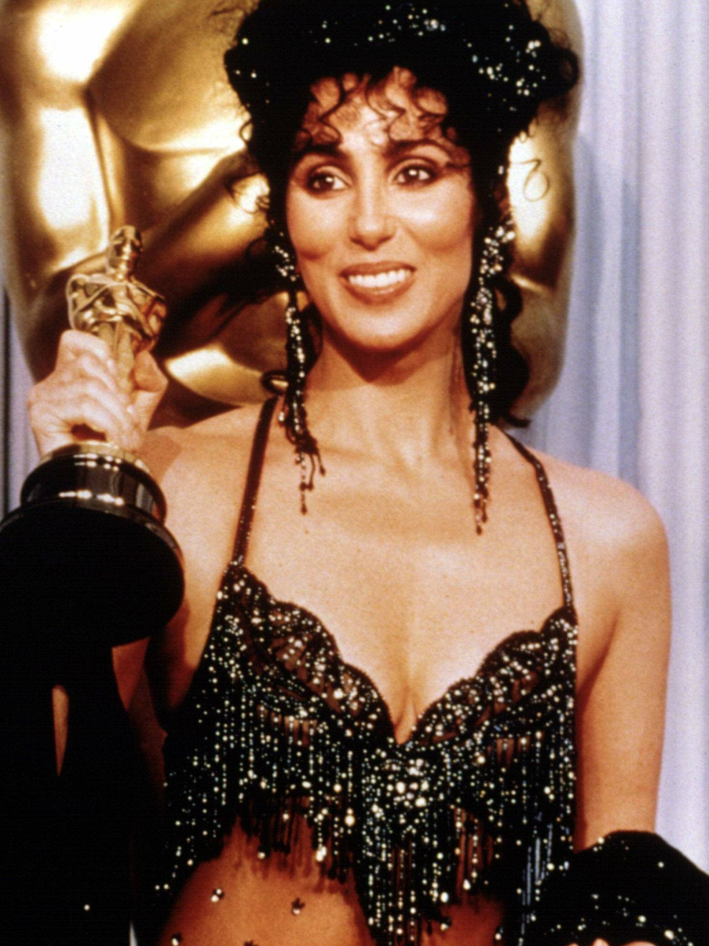 Cher, en 1977 con su Oscar a mejor actriz por 'Hechizo de luna' y su diseño de Bob Mackie. (Cordon Press)