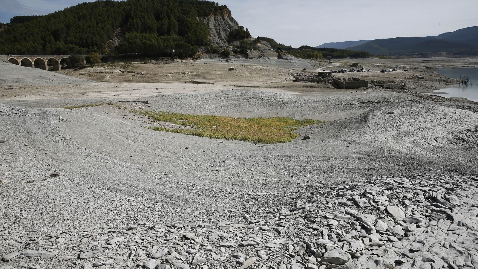 Foto: El pantano de Yesa, en Navarra, seco a finales de 2016 ante la escasez de lluvias. (EFE)