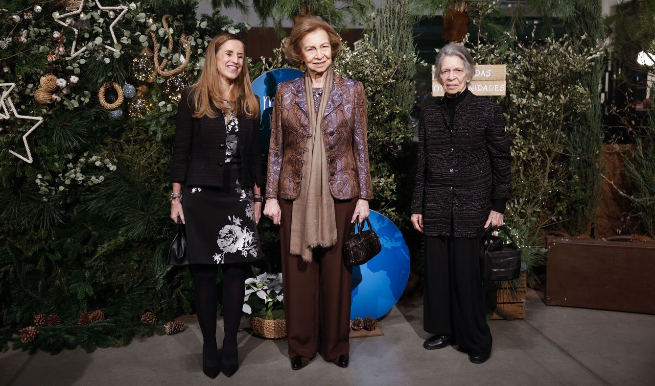 La reina Sofía, acompañada por la consejera delegada de Ecoembes, Rosa Trigo, y su hermana Irene. (EFE/Javier Lizón)