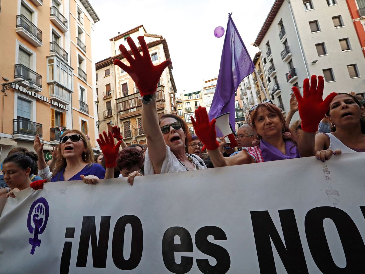 Foto: Manifestación en Pamplona en protesta por la puesta en libertad bajo fianza de los cinco miembros de la Manada en junio de 2018. (EFE)