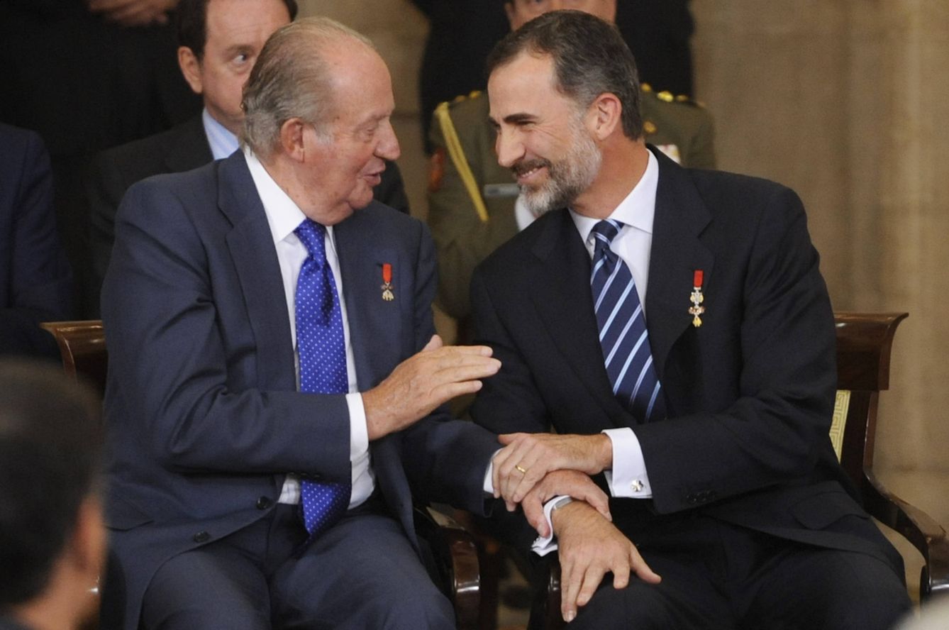 El rey Juan Carlos comparte una confidencia con el rey Felipe. (Getty) 