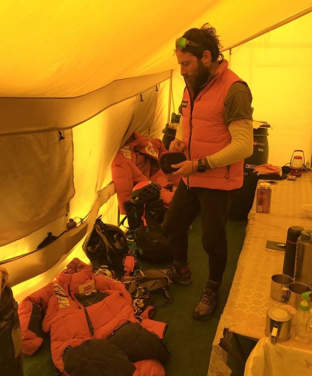 Foto: Alex Txikon repasa el material y la ropa que llevará a la cumbre del Everest.