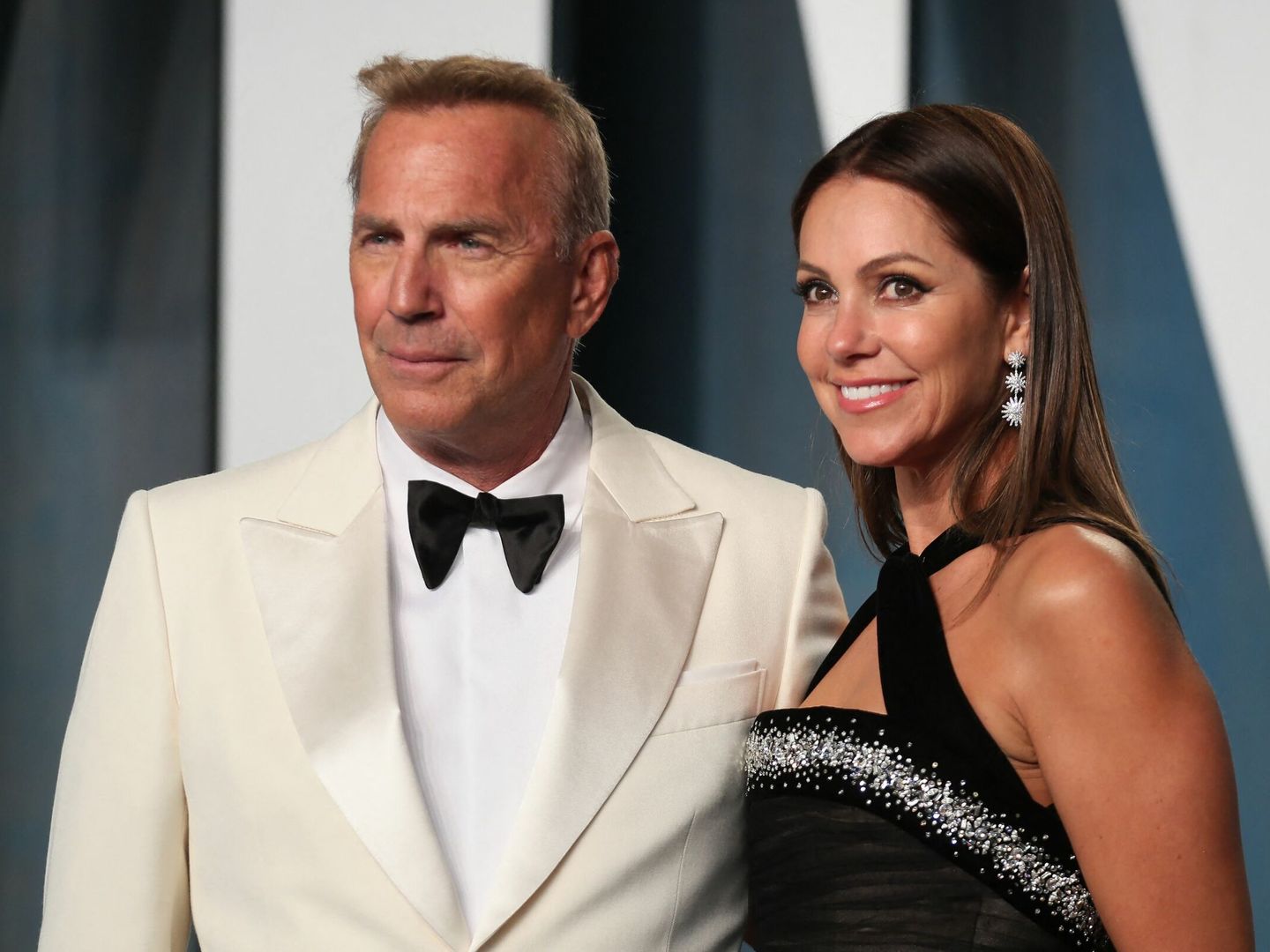Kevin Costner y Christine Baumgartner, en la edición de los Oscar 2022.   (Reuters/Danny Moloshok)