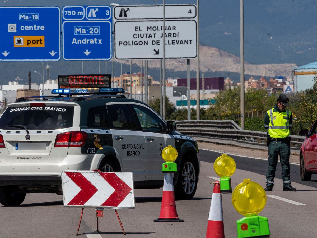 Foto: Control de La Guardia Civil en Mallorca. (EFE)