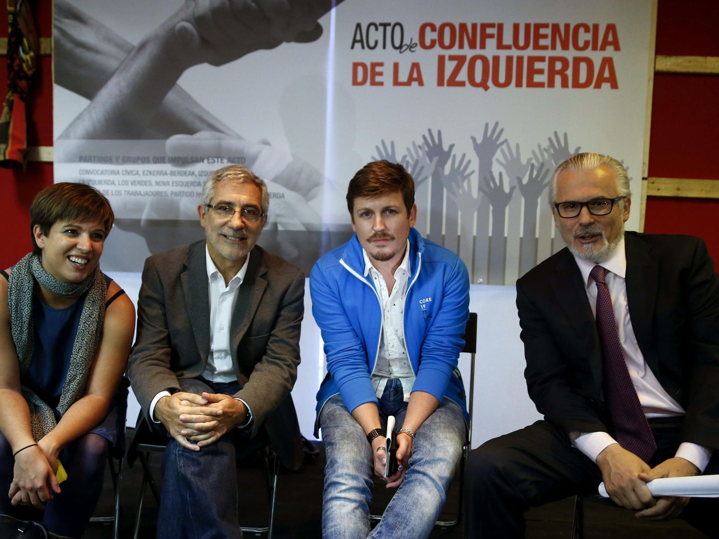 Beatriz Talegón, el juez Baltasar Garzón y los dirigentes de Izquierda Abierta Gaspar Llamazares y Tasio Oliver, el 30 de septiembre de 2015 en Madrid, en un acto en defensa de la unidad de la izquierda. (EFE)