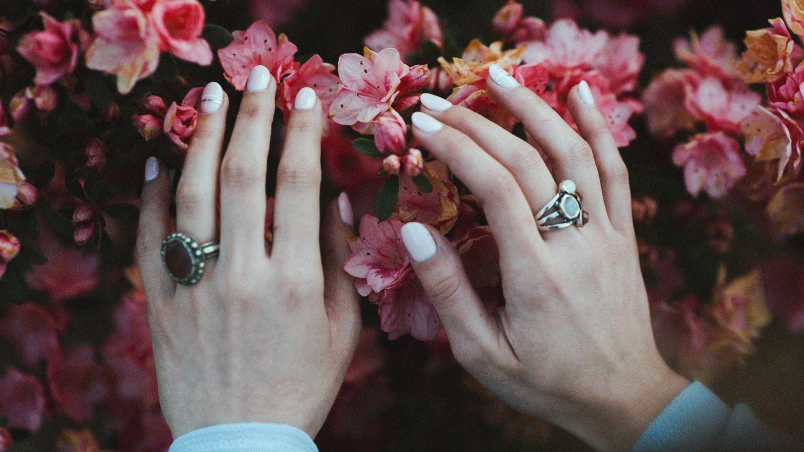 Foto: Pon un toque artístico a tus uñas. (Unsplash)