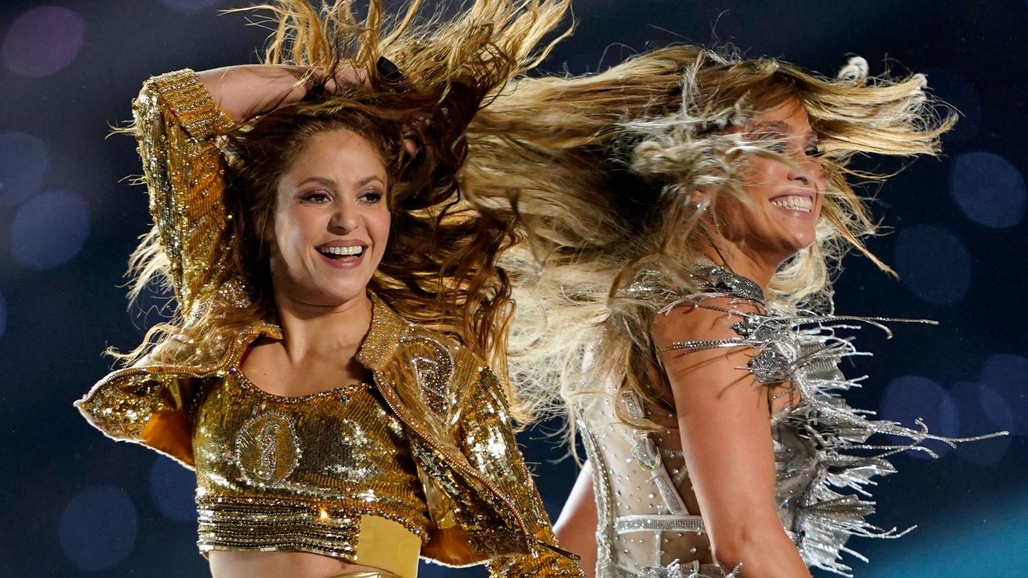 El trabajo físico y una alimentación sana son impresicindibles para Jennifer Lopez y Shakira (Reuters/Mike Blake)
