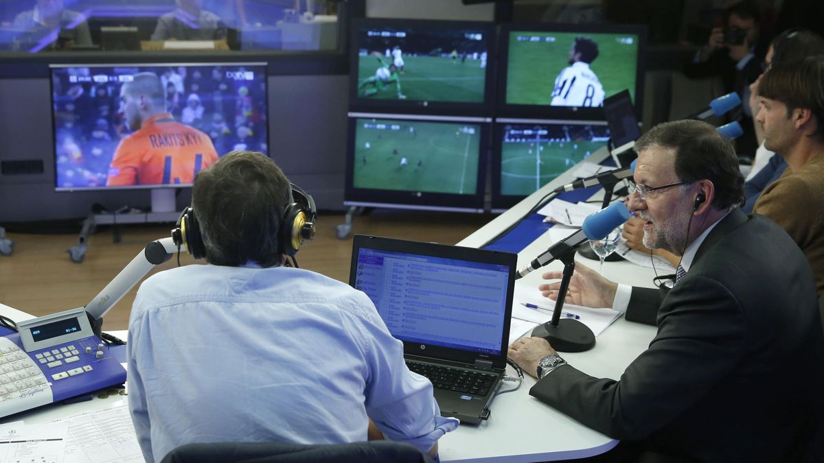 Rajoy busca 'cercanía' en TV aconsejado por Moragas y Arriola,  a los deportes va solo