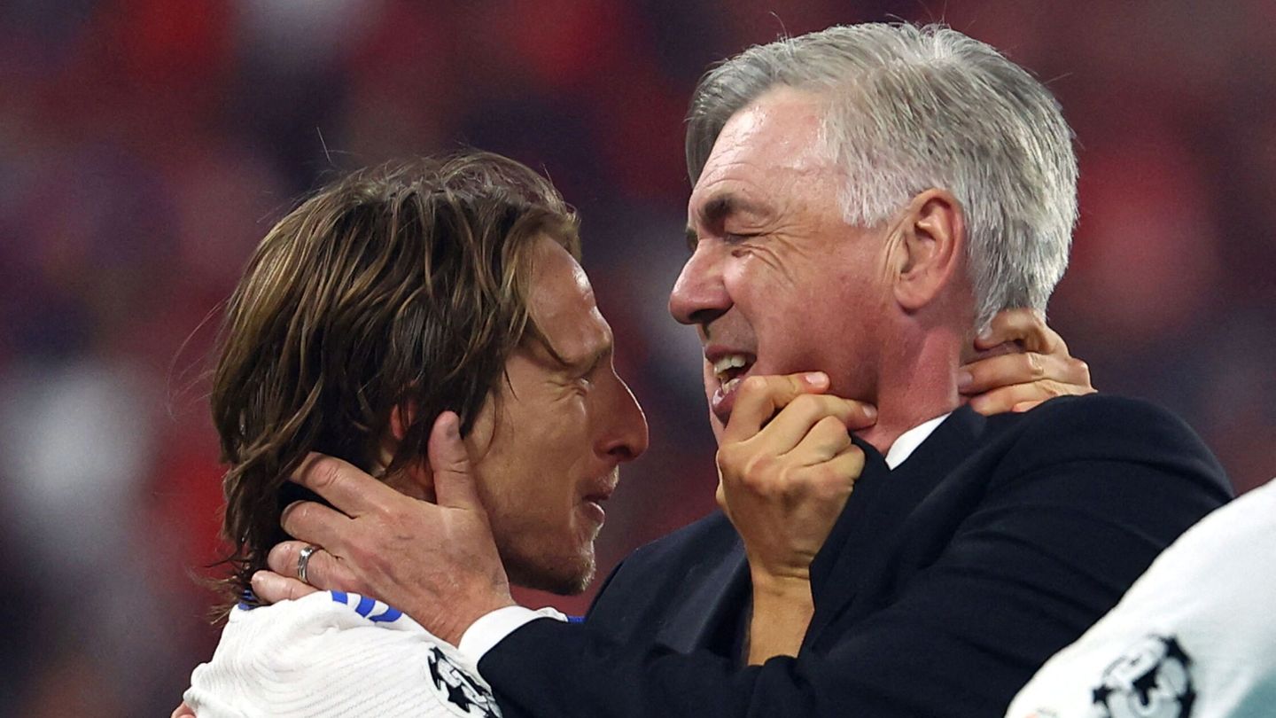 Ancelotti abraza a Modric tras ganar la Champions. (Reuters/Kai Pfaffenbach) 
