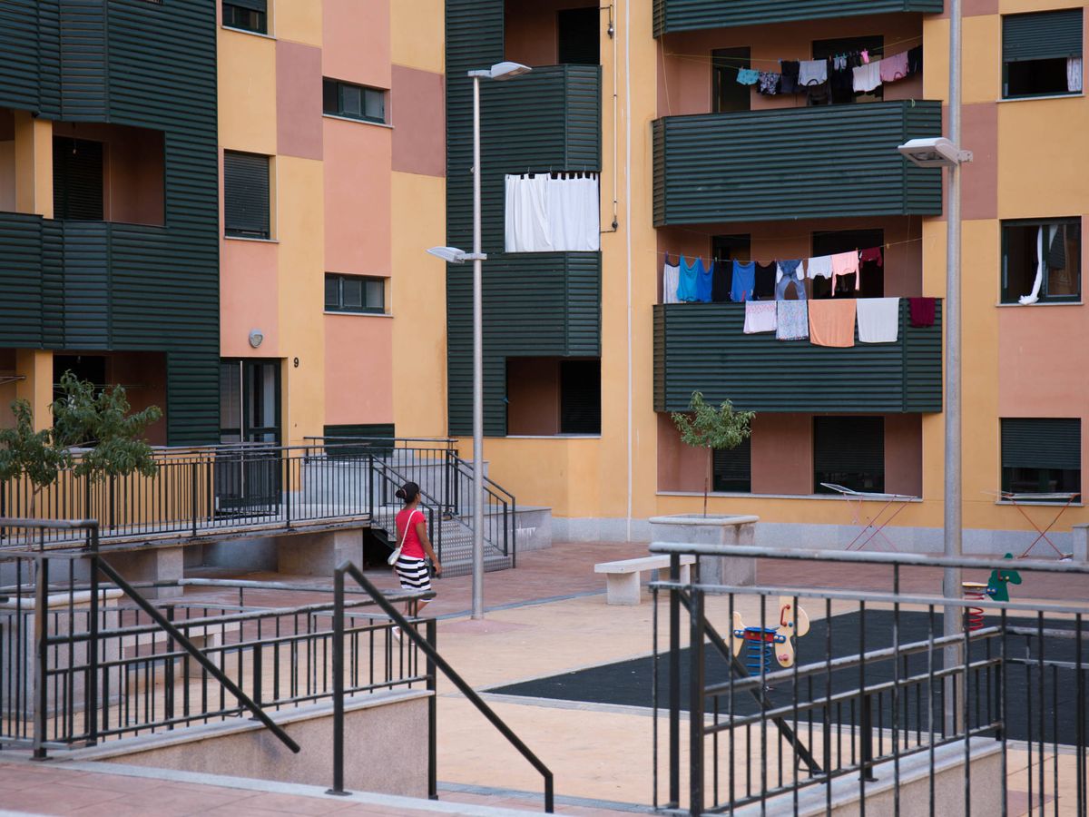 Foto: Varios pisos ocupados en una urbanización en Salamanca. (D. B.)