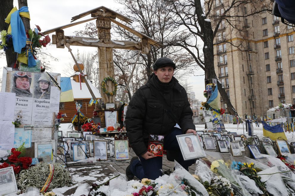 Volodymyr Bondarchuk posa delante de un altar cerca de Maidan. Es el lugar donde su padre, Sergei, fue alcanzado por los francotiradores (A. Pampliega).