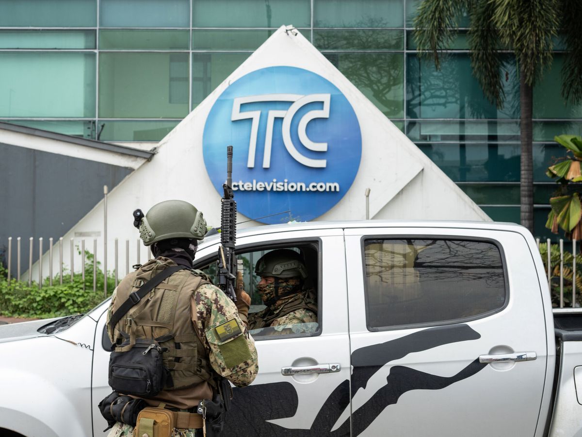 Foto: Infantes de Marina realizan un operativo en la sede del canal de televisión TC. (EFE/Mauricio Torres)
