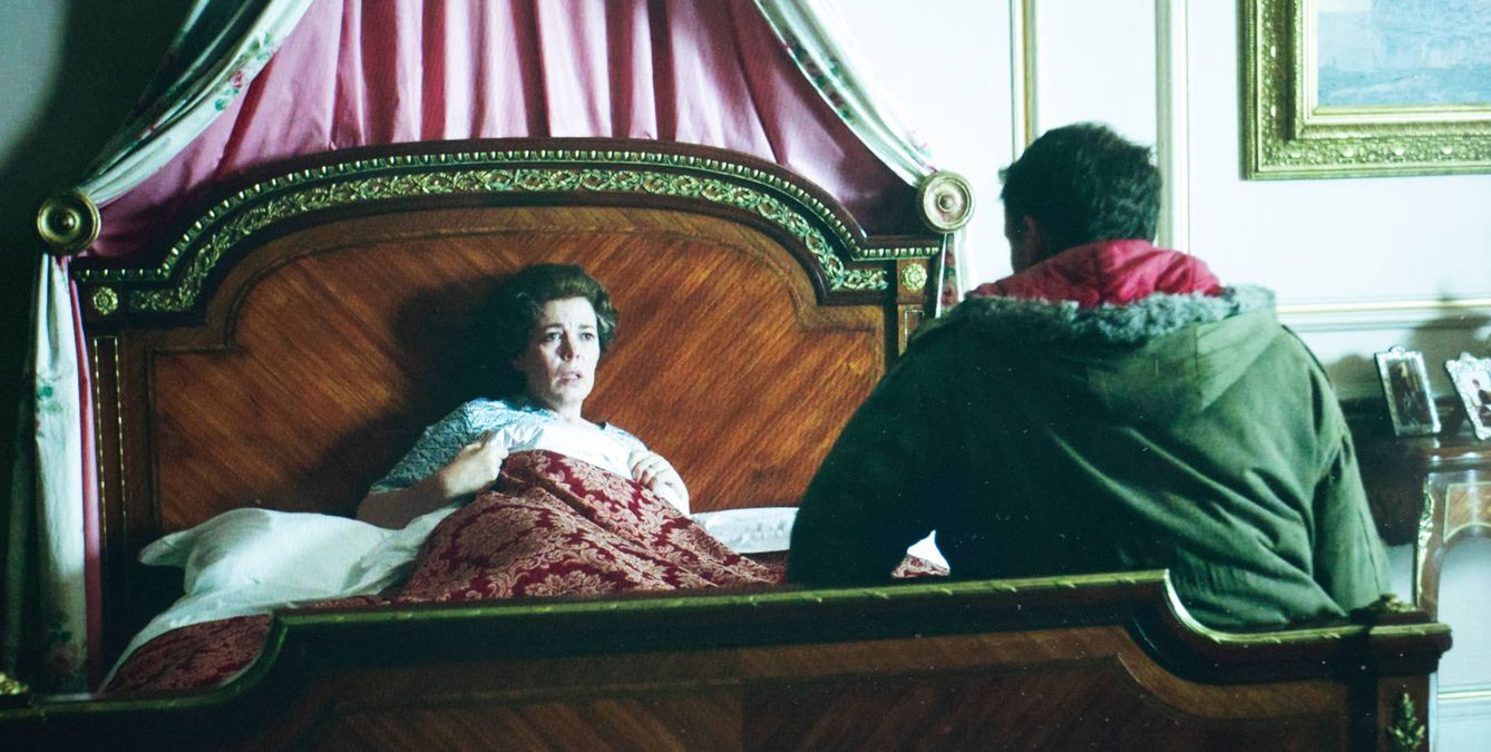 Escena del encuentro entre Isabel II y Michael Fagan en la serie 'The Crown'. (Netflix)