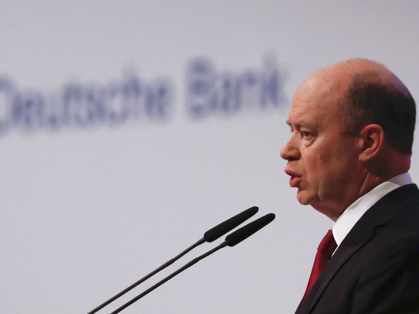 John Cryan en la Junta General de Accionistas de Deutsche Bank. (Reuters) 