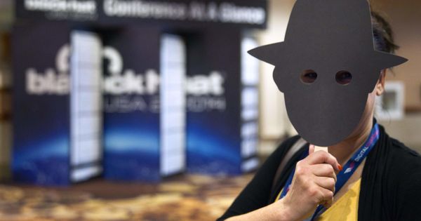 Foto: Empleado de Sophos con una máscara antoselfie (Reuters)