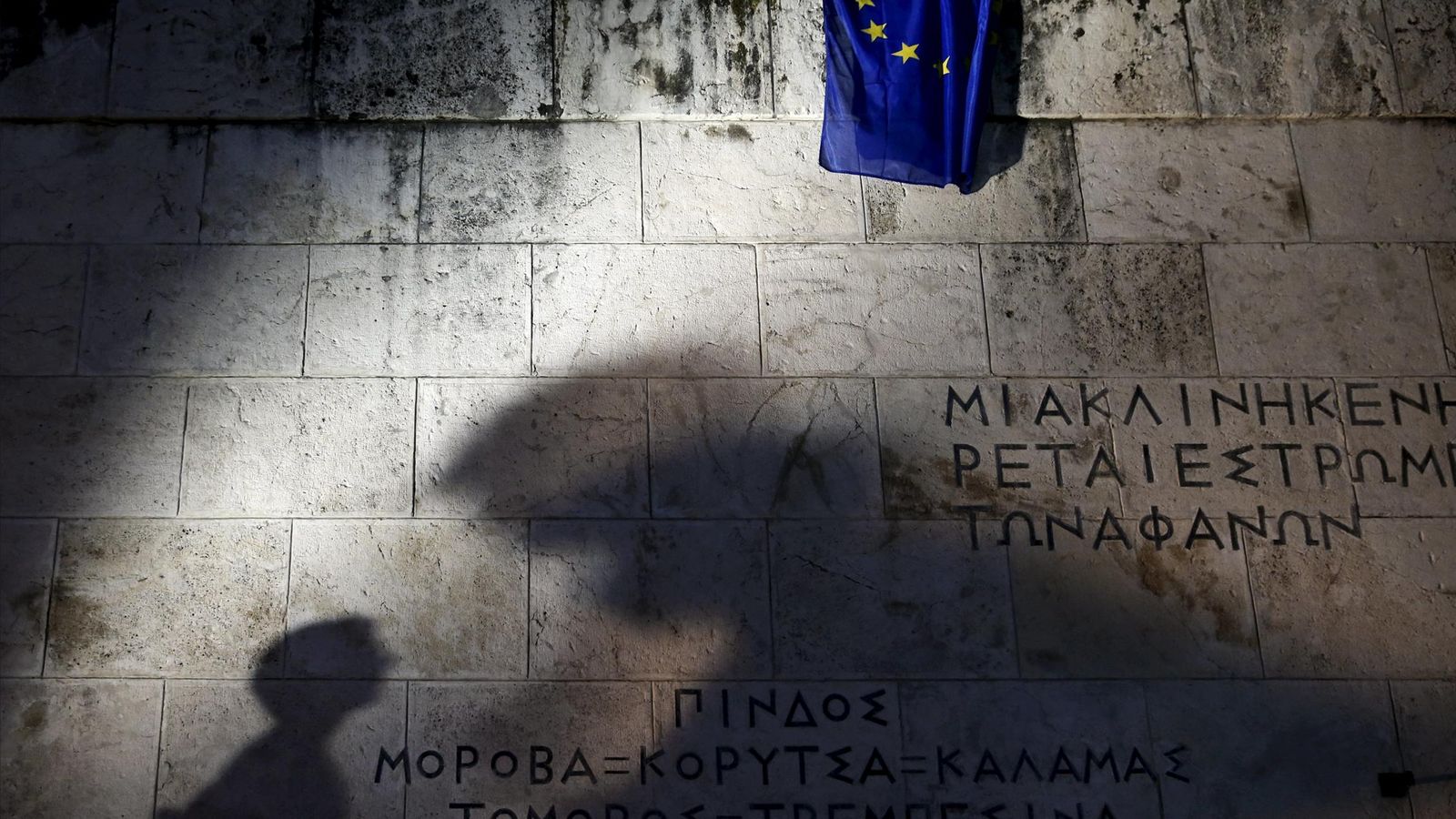 Foto: Una bandera de la UE en el centro de Atenas (Reuters).
