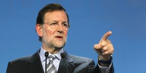 Las armas de Rajoy y Rubalcaba para seducir al votante harto de los políticos