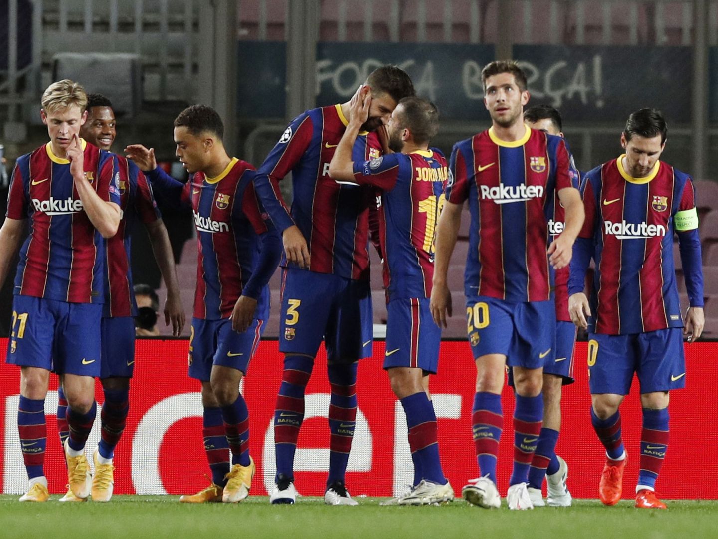 Los jugadores del Barcelona en un partido sin público en el Camp Nou. (Efe)