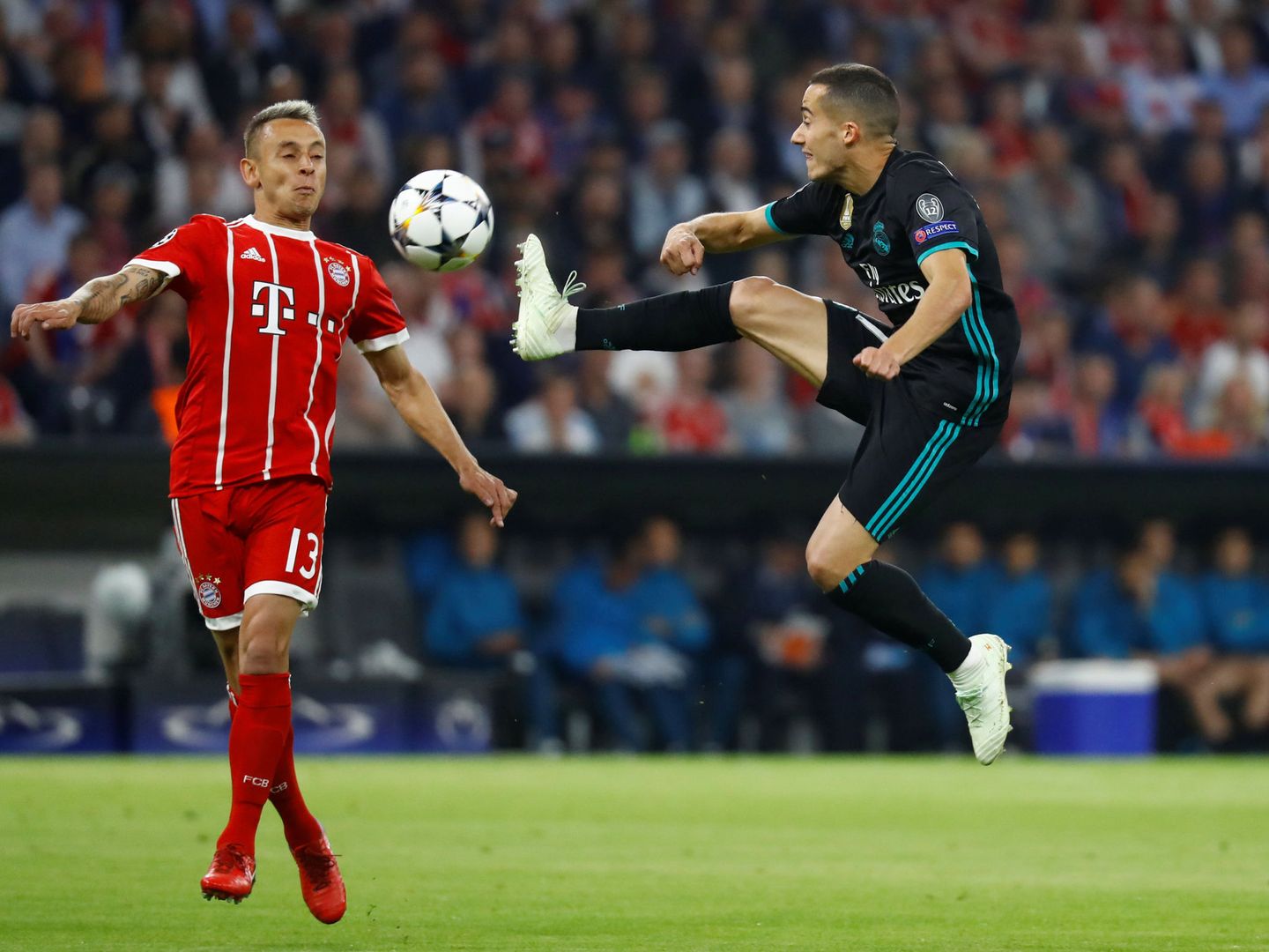 Lucas Vázquez va con todo para llevarse un balón dividido en el partido de Múnich. (Efe)