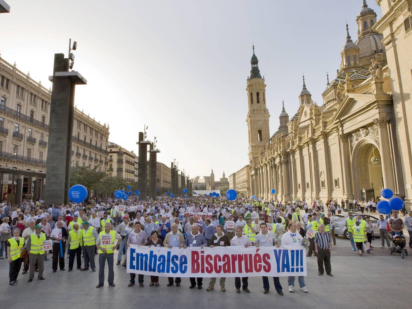 Manifestación convocada por los regantes en 2011 en la plaza del Pilar de Zaragoza para reivindicar que se construyera el embalse de Biscarrués (Toni Galán / EFE)