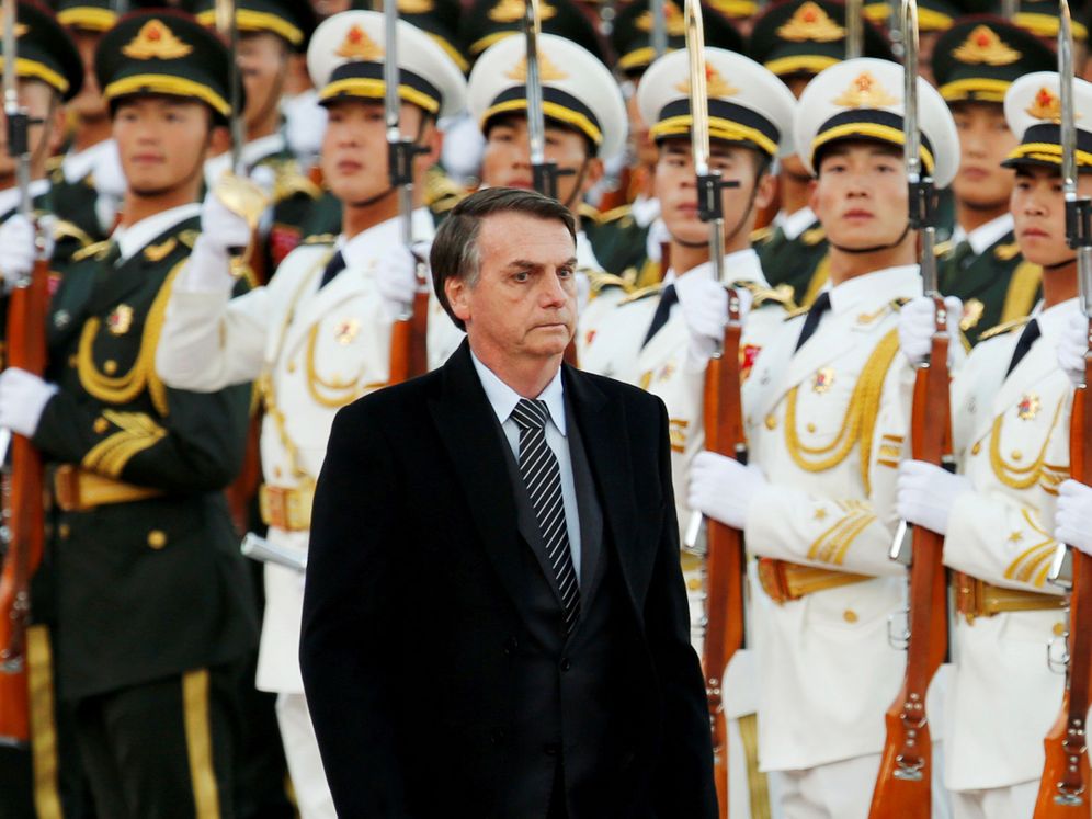 Foto: El presidente de Brasil, Jair Bolsonaro, durante la ceremonia de bienvenida organizada a su llegada a Pekín. (Reuters)