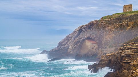 La increíble atalaya medieval que mira al mar Cantábrico, pero que se está derrumbando