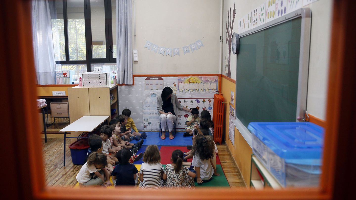 Un grupo de niños con su profesora. (EFE/Mariscal)