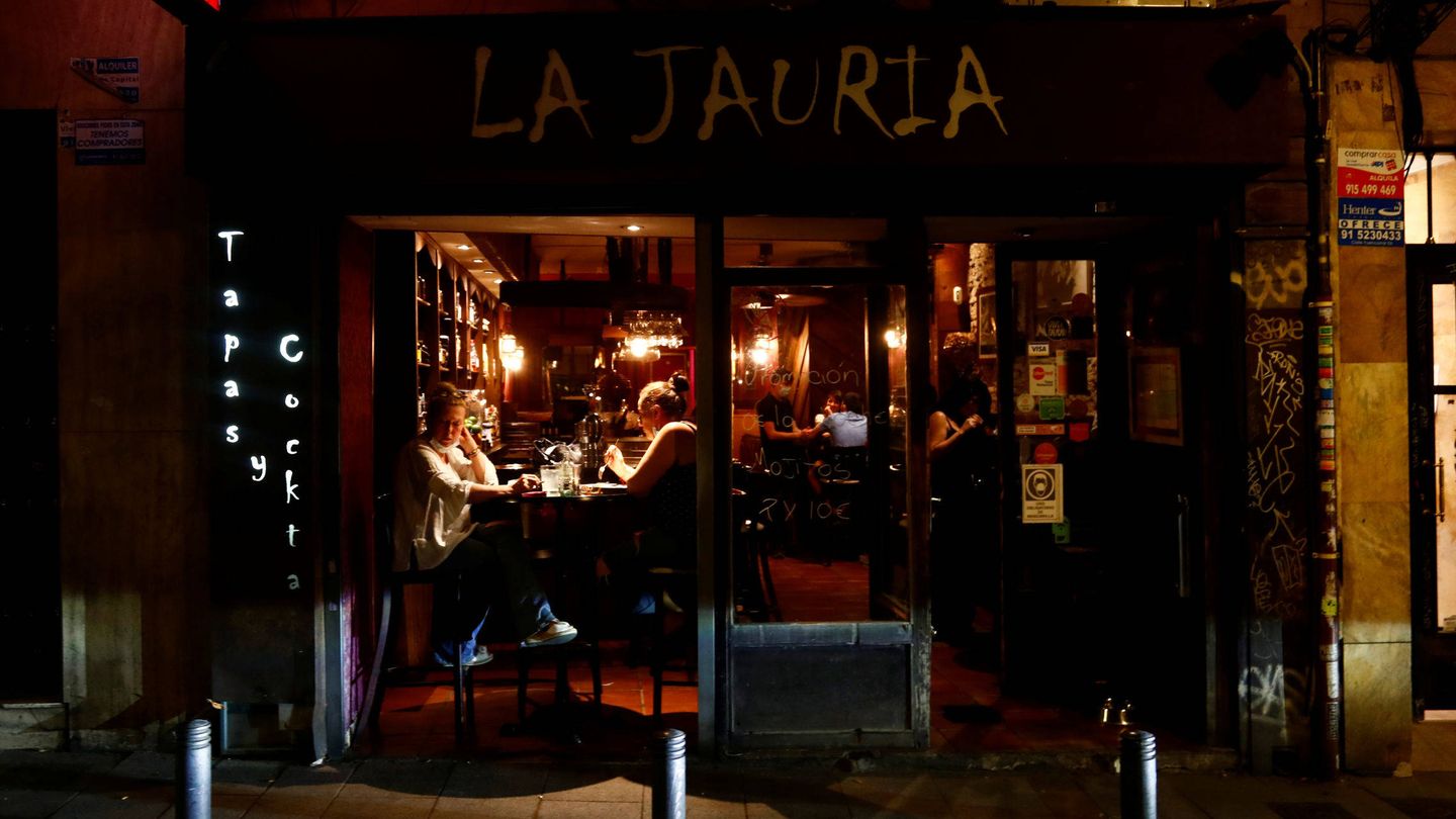 People sit at a bar amid the coronavirus disease (COVID-19) outbreak, in Madrid, Spain, August 1, 2020. REUTERS/Javier Barbancho