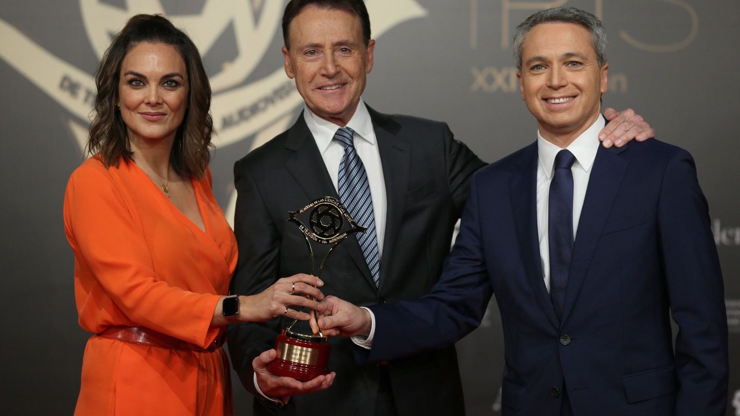 Matías Prats, Mónica Carrillo y Vicente Vallés, tras recibir el 'Premio a la trayectoria Jesús Hermida', en la gala de entrega de los XXI Premios Iris de la Academia de Televisión. (EFE)