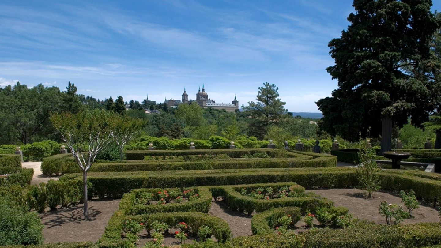 Jardines de la Casita del Infante, con vistas al monasterio de San Lorenzo de El Escorial. (Cortesía/Turismo Comunidad de Madrid)