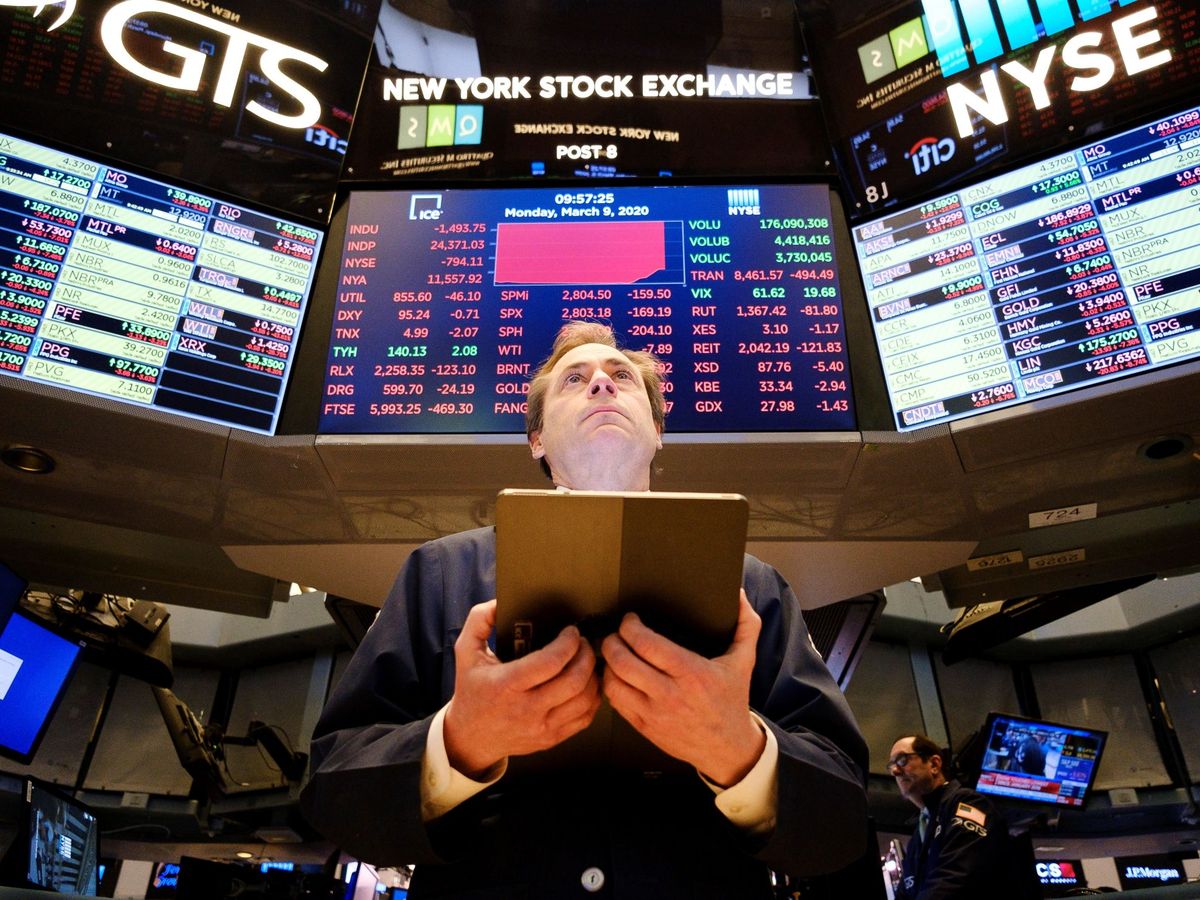 Foto: Un corredor de bolsa mira preocupado los paneles de Wall Street. (Reuters)
