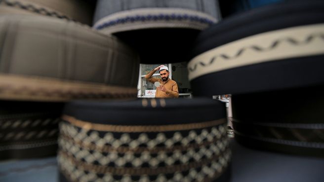 Foto de La gente compra rosarios y gorras antes del Ramadán