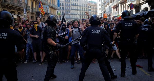 Foto: Cargas de los Mossos este lunes en Barcelona. (Reuters)